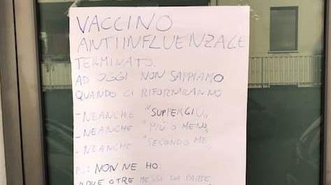 «Il vaccino per ora non arriva» E attacca un cartello allo studio