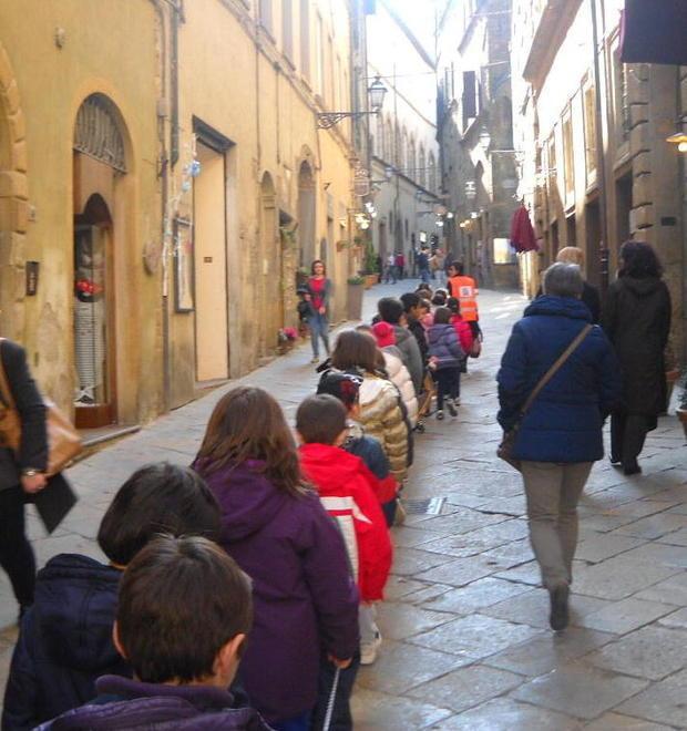 I nonni accompagnano i bambini alla porta della scuola San Lino 
