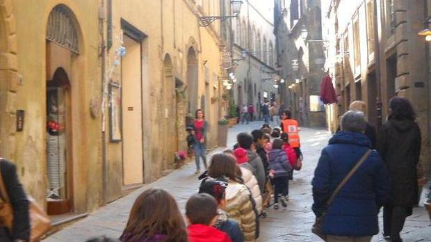 I nonni accompagnano i bambini alla porta della scuola San Lino