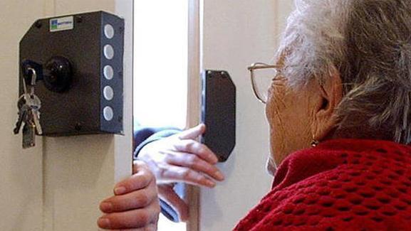 Anziana consegna denaro e oro a finto avvocato