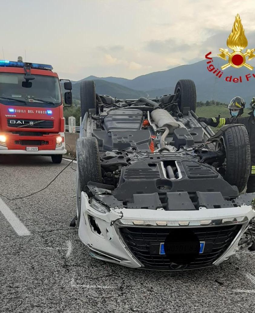 Auto si ribalta sulla 131 dopo esser finita sul guard-rail 