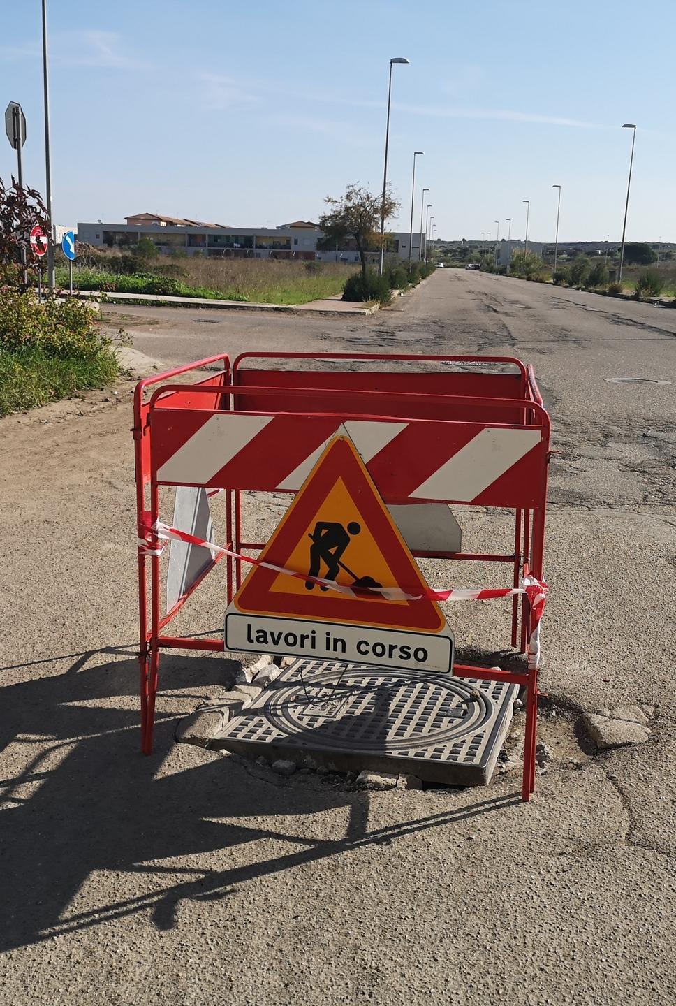 Transenne pericolose in mezzo alla carreggiata