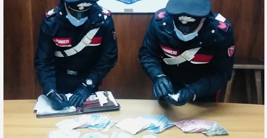Fugge per i vicoli in casa droga e soldi 