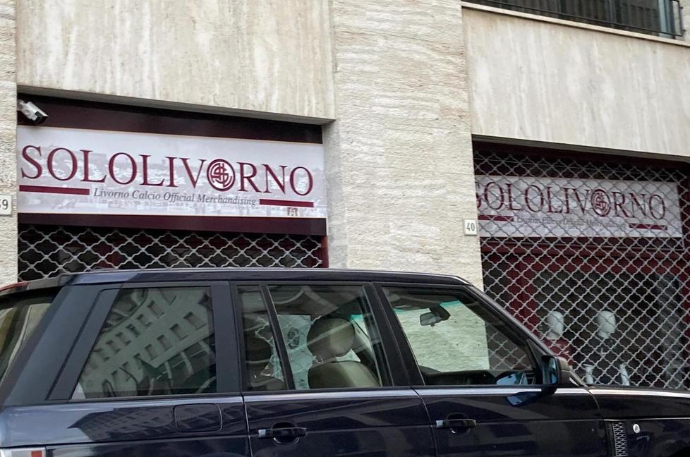 Il Livorno Calcio sfrattato dal negozio: non pagava l’affitto da mille euro al mese 