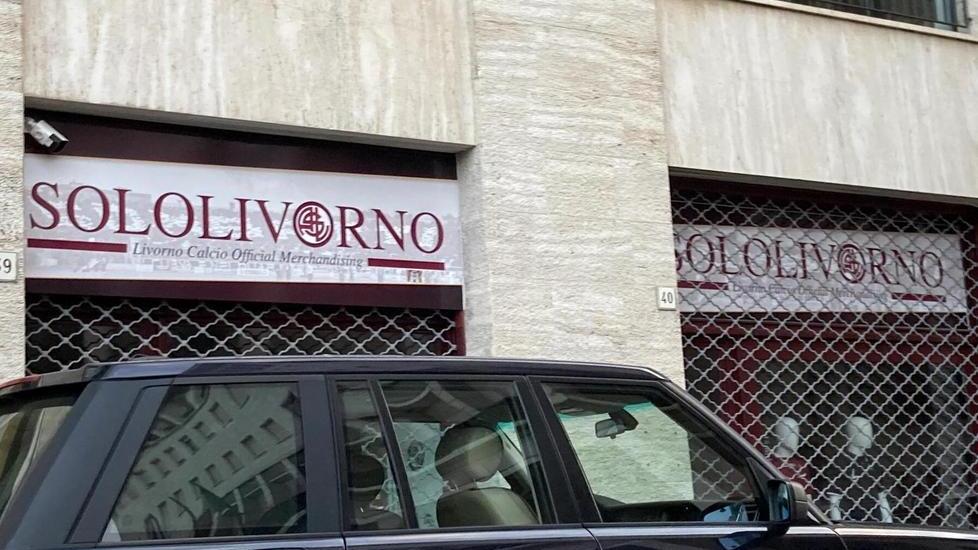 Il Livorno Calcio sfrattato dal negozio: non pagava l’affitto da mille euro al mese