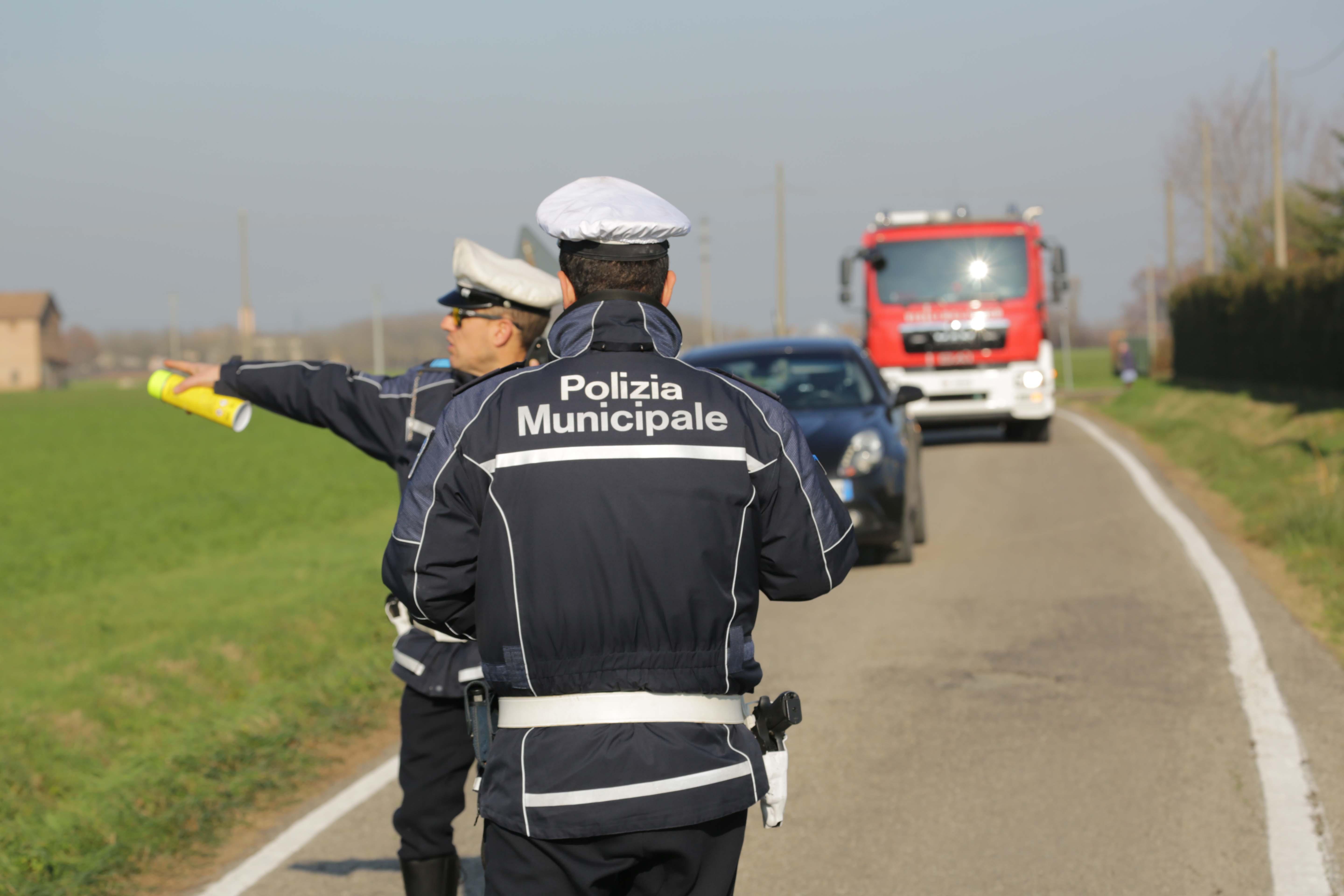 Auto fuori strada centra una pianta, ferito il conducente