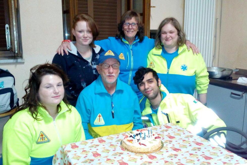 Renzo Zucchelli al centro insieme ad altri volontari della Misericordia