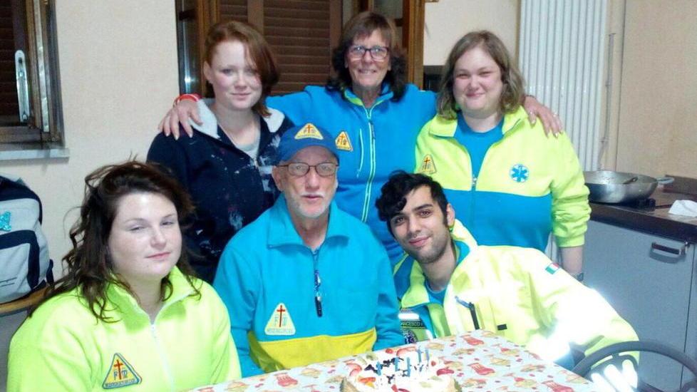 Renzo Zucchelli al centro insieme ad altri volontari della Misericordia