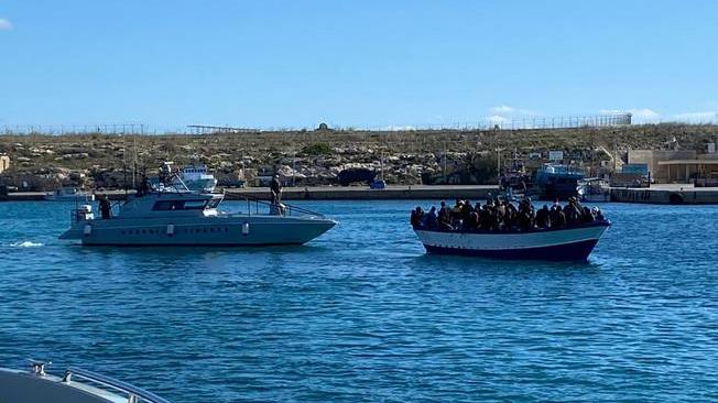 Alarm Phone, imbarcazione con 70 migranti a sud Lampedusa