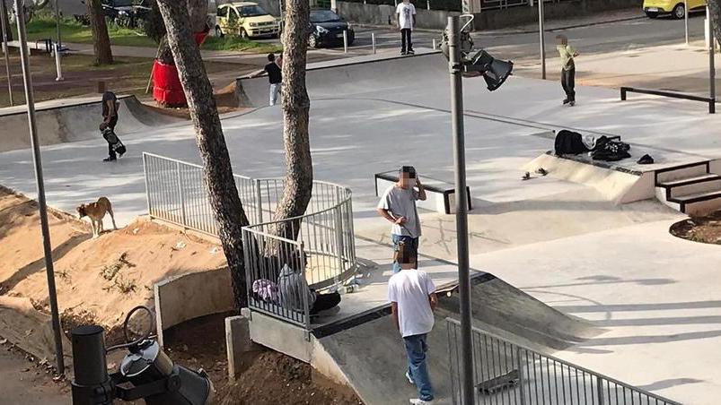 Rosignano, caos e assembramenti al nuovo skatepark di piazza della Repubblica: «Presto un regolamento»