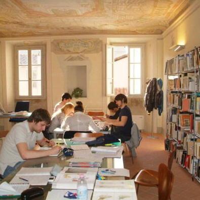 Libri in prestito su appuntamento e incontri online per l’Agorà 