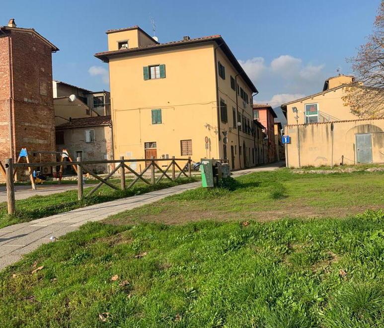 Il giardinetto dove è avvenuta l’aggressione