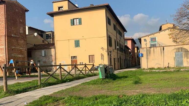 Il giardinetto dove è avvenuta l’aggressione
