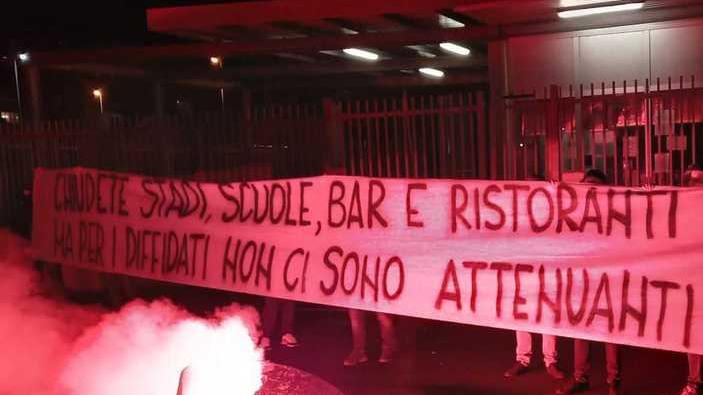 La protesta dei tifosi del Livorno col Daspo: «Stadi chiusi, inutile firmare prima e dopo il match...»