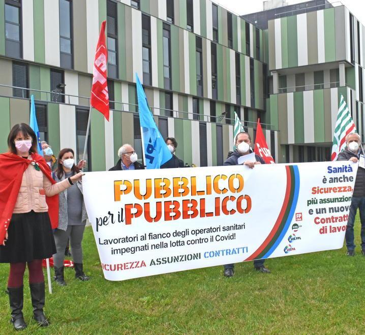 La protesta davanti all’ospedale di Pistoia: «Sicurezza e nuove assunzioni» 