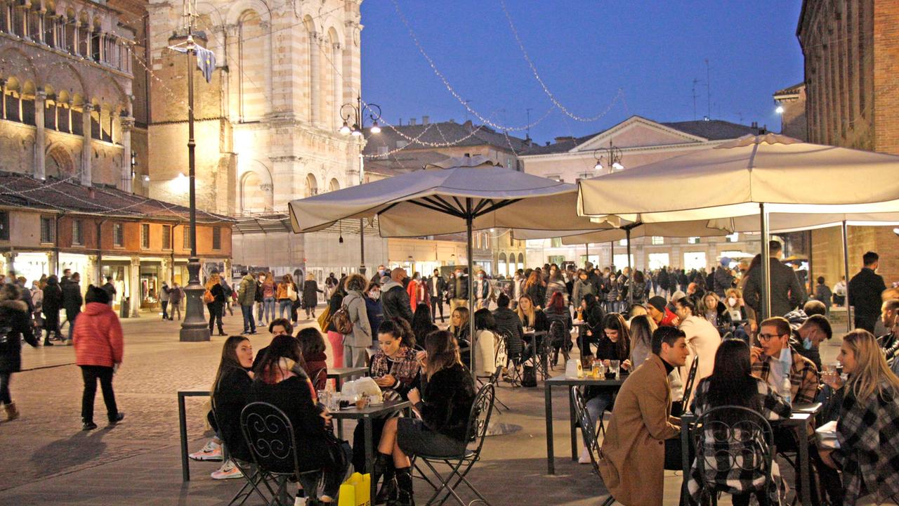 L'Emilia in zona arancione. Da domenica chiusi bar e ristoranti