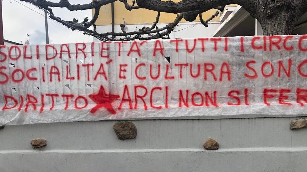 Striscione all’Arci «in difesa dei circoli»