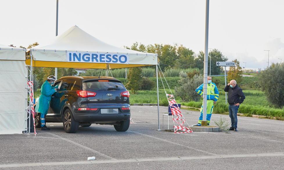 La postazione di drive through della Misericordia di Empoli (foto Carlo Sestini)