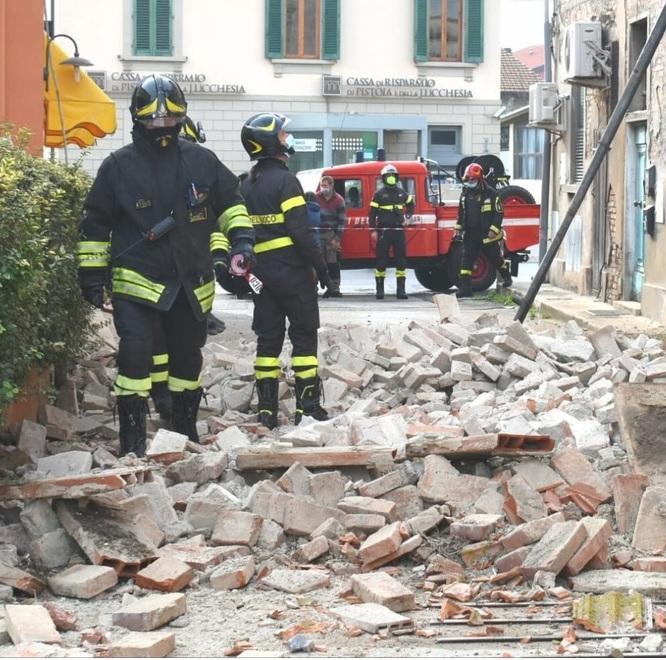 Un boato, tanta paura ma nessun ferito Crolla il tetto di una palazzina a Olmi 