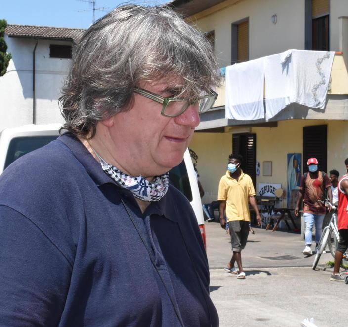 Migranti convocati in questure Don Biancalani: ci opporremo 