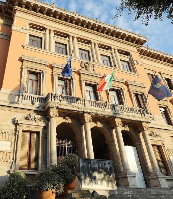 «Nessuno controlla chi entra ed esce dalla porta del Comune»