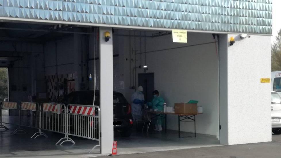 Nella sede della Cri il “drive in” dei tamponi «Orgogliosi che sia qui»