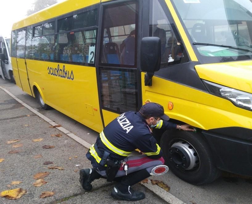 Scuolabus con gomme lisce e senza kit di soccorso, multati 