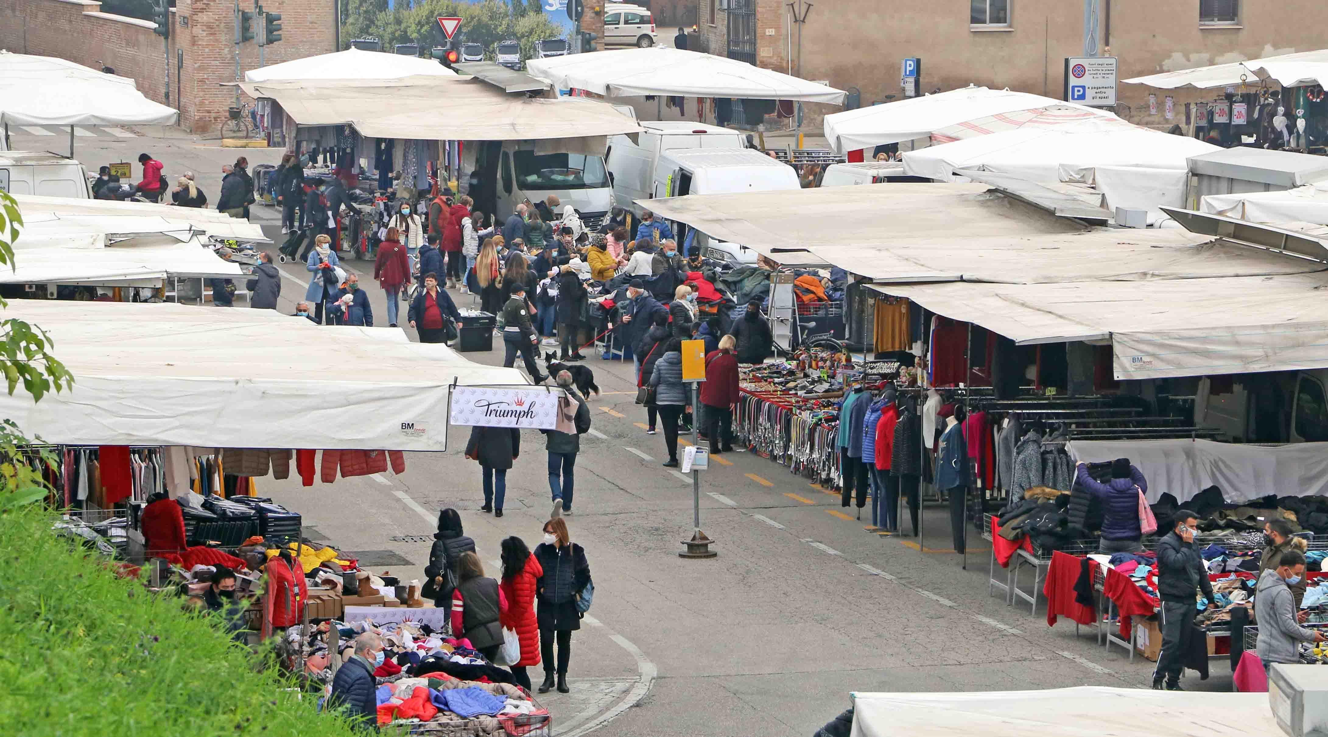 Mercati tra stop e conferme. Ferrara lunedì senza banchi 