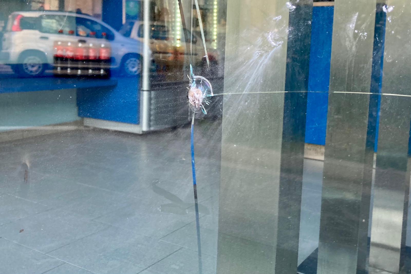 I danni alla vetrata della pizzeria (foto Marzi)