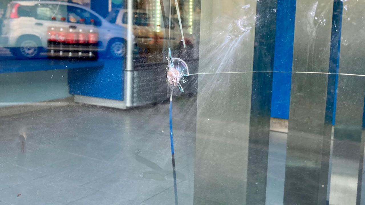 I danni alla vetrata della pizzeria (foto Marzi)