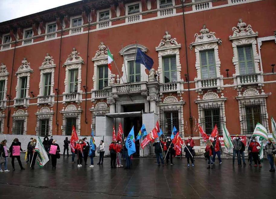 Stressati e sottopagati: i “multiservizi” in piazza 