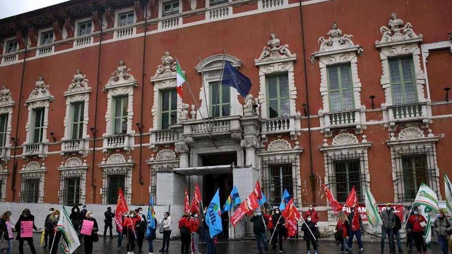 Stressati e sottopagati: i “multiservizi” in piazza