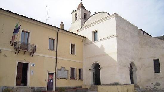 Il palazzo comunale e la chiesa parrocchiale di Orani