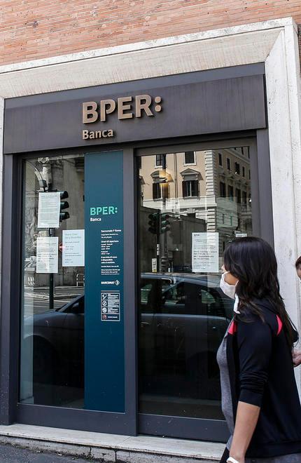 Clienti Bper “traslocati” e furiosi: sportello lontano e senza cassa continua