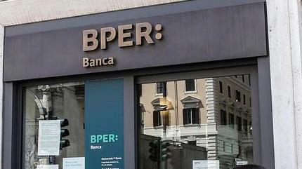 Clienti Bper “traslocati” e furiosi: sportello lontano e senza cassa continua