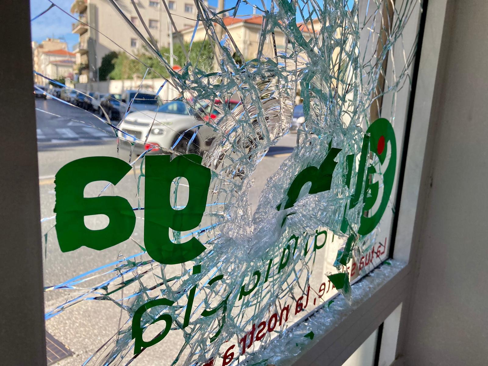La vetrata della farmacia spaccata (foto Dario Marzi)
