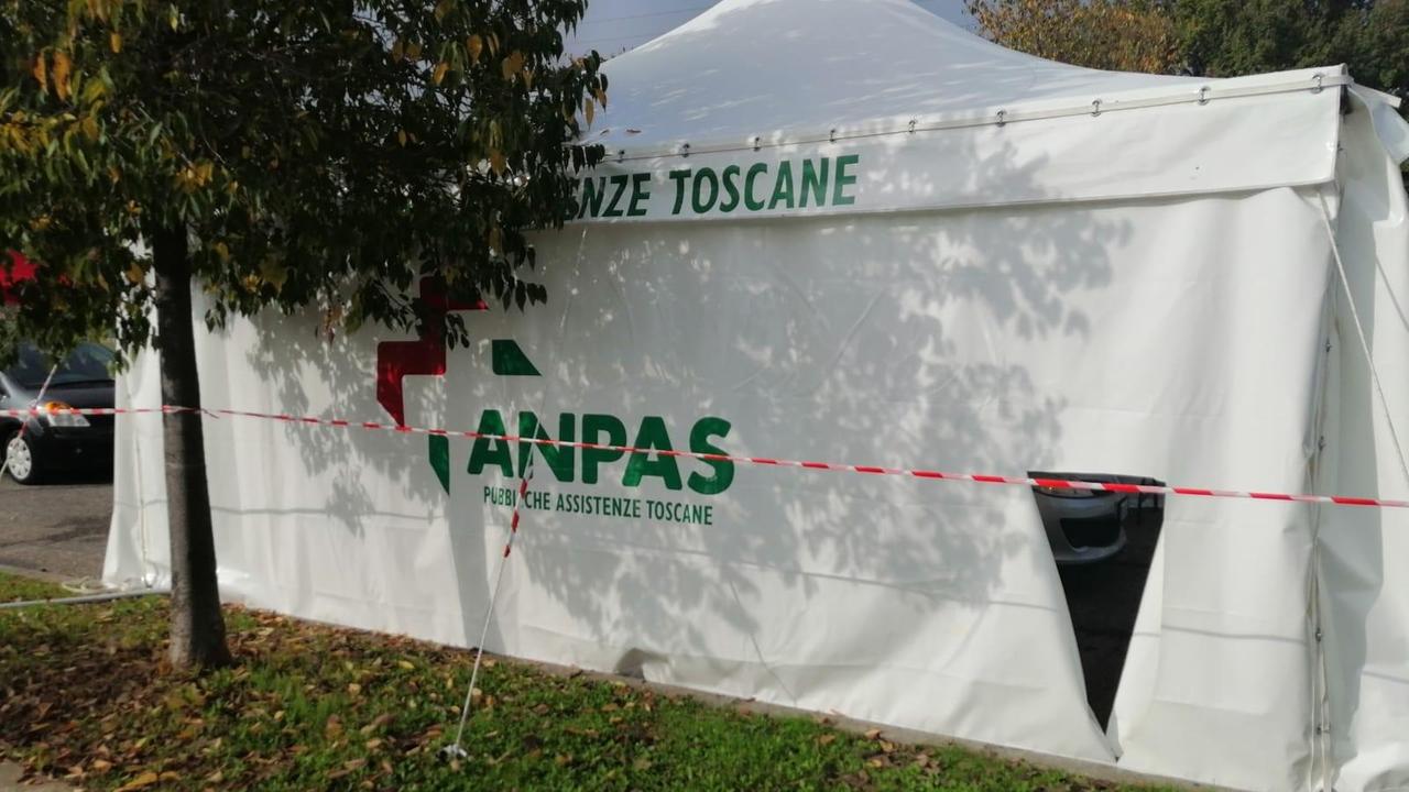La tenda della Pubblica Assistenza danneggiata dai vandali