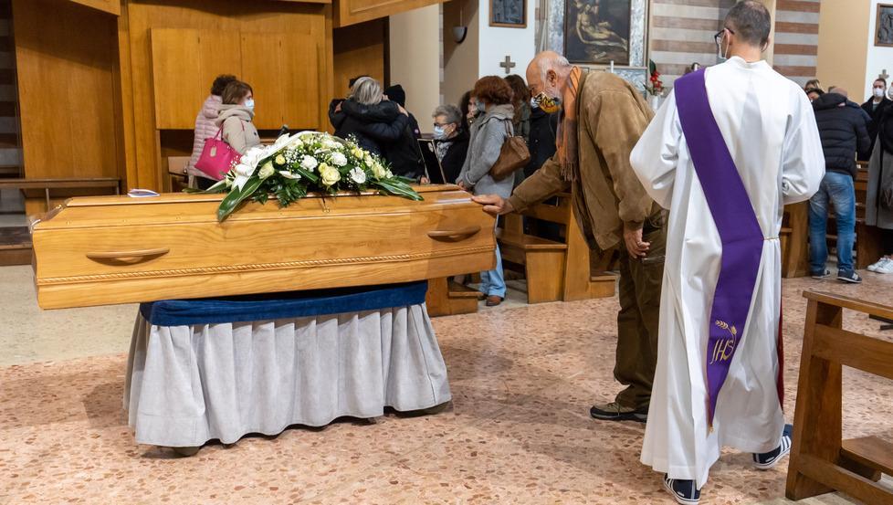 «Eri la nostra forza, sempre». A Portomaggiore l’ultimo saluto all’impiegato 