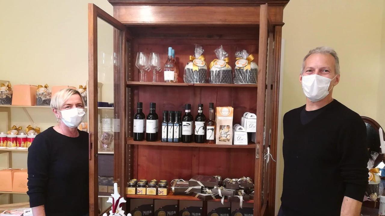 Fabio Dei, titolare del negozio “La dispensa degli Dei” insieme alla commessa Cinzia Santi Tabirri