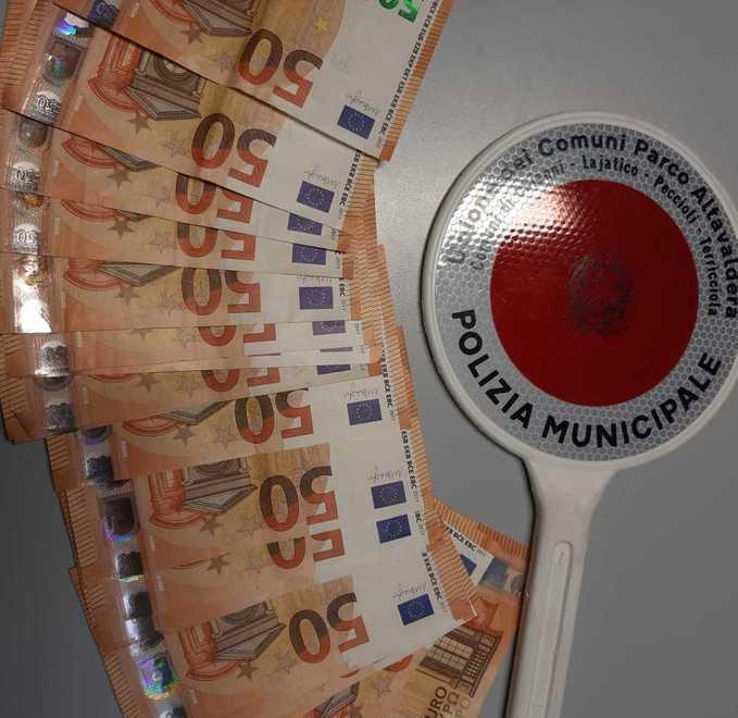 I soldi ritrovati dalla polizia municipale di Peccioli in un cassonetto sulla provinciale della Fila