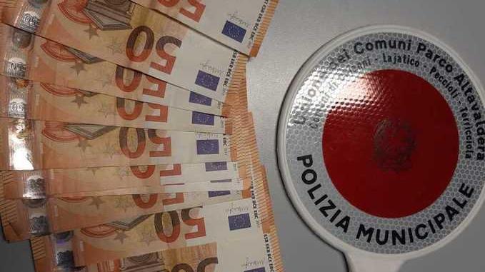 I soldi ritrovati dalla polizia municipale di Peccioli in un cassonetto sulla provinciale della Fila