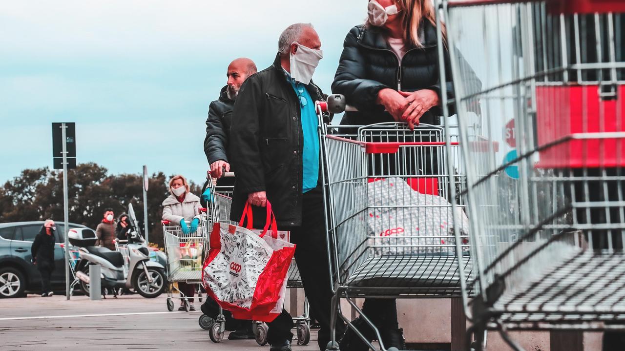 Zona rossa, i sindaci della Versilia: «Sì alla spesa in un altro comune»