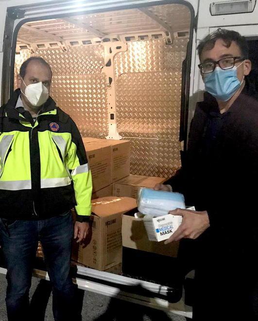 Michele Conti al magazzino della Croce Rossa dove sono arrivate le mascherine