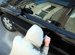 Furti a raffica sulle auto in sosta 