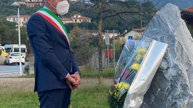 Un mazzo di fiori per i caduti di Nassiriya