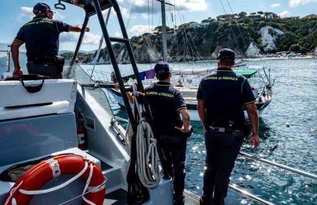 Due lavoratori in nero a bordo di una barca