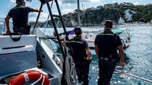Due lavoratori in nero a bordo di una barca