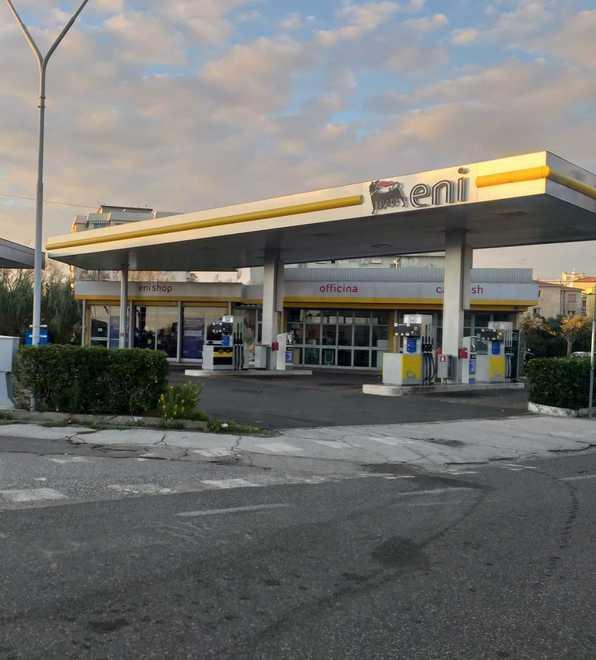 Rubano 1.400 euro dal benzinaio arrestati babbo e figlio di 17 anni 