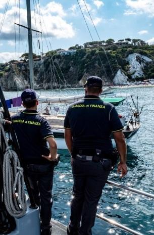 Due lavoratori in nero sulla barca a noleggio: 30mila euro di sanzioni