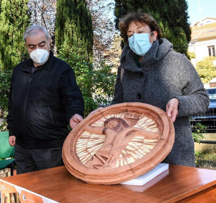 Quel volto che guarda la strada benedirà i viandanti affamati 